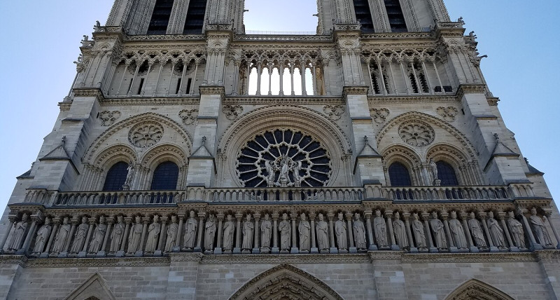 KATEDRY, ZAMKI I KLASZTORY CZYLI SZTUKA ŚREDNIOWIECZNEJ FRANCJI