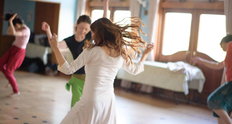 Miękkość! Poczuj siebie w tańcu intuicyjnym.